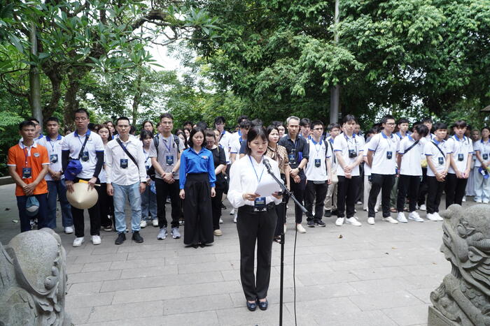 Bà Phạm Thị Kim Hoa, Vụ trưởng Vụ Văn hóa - Thông tin, Ủy ban Nhà nước về người Việt Nam ở nước ngoài, Trưởng đoàn Trại hè Việt Nam 2024, báo công tri ân các vua Hùng. Ảnh: Tuấn Việt