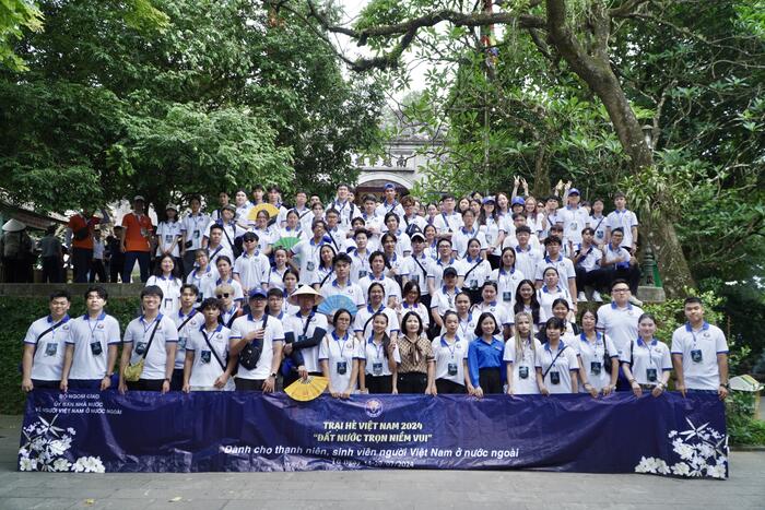 Các đại biểu chụp ảnh lưu niệm tại Đền Thượng