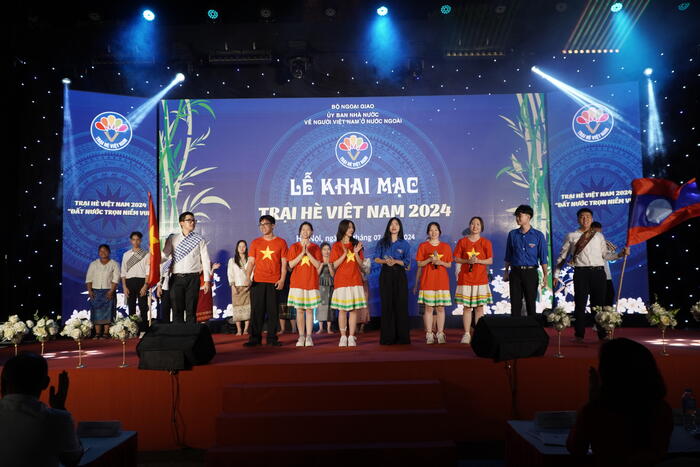 Tiết mục biểu diễn của các bạn trẻ kiều bào
