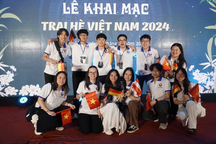 Các em sinh viên kiều bào chụp ảnh lưu niệm  tại Lễ Khai mạc