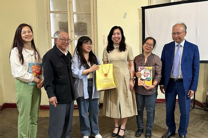 Thứ trưởng Lê Thị Thu Hằng tặng quà lưu niệm và sách tiếng Việt cho Chi hội người Việt tại Bordeaux 