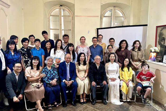Thứ trưởng Lê Thị Thu Hằng chụp ảnh lưu niệm cùng bà con kiều bào