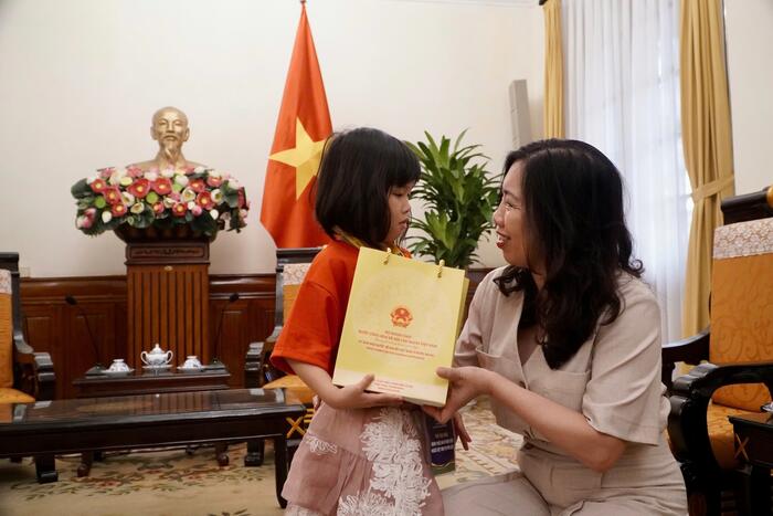 Thứ trưởng tặng quà lưu niệm - những cuốn truyện tranh về lịch sử dân tộc cho các em thiếu nhi thành viên của Đoàn