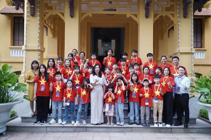 Thứ trưởng Lê Thị Thu Hằng chụp ảnh lưu niệm cùng các thành viên Đoàn