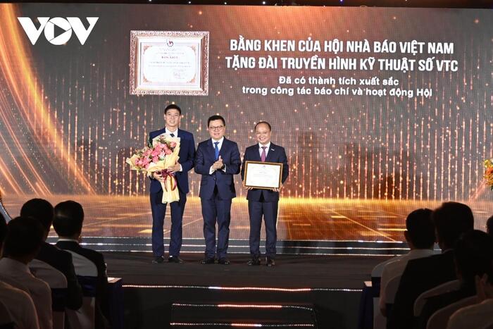 Chủ tịch Hội nhà báo Việt Nam Lê Quốc Minh trao bằng khen cho Đài VTC