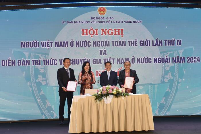 Bộ trưởng Bộ Ngoại giao Bùi Thanh Sơn và Thứ trưởng Bộ Ngoại giao Lê Thị Thu Hằng, Chủ nhiệm Ủy ban Nhà nước về người Việt Nam ở nước ngoài đã chứng kiến lễ ký kết 10 Biên bản ghi nhớ và Thỏa thuận hợp tác trong khuôn khổ diễn ra Hội nghị và Diễn đàn năm 2024