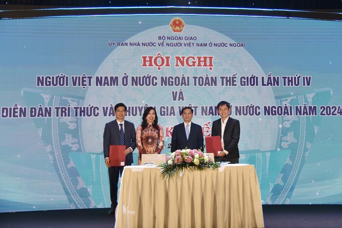 Bộ trưởng Bộ Ngoại giao Bùi Thanh Sơn và Thứ trưởng Bộ Ngoại giao Lê Thị Thu Hằng, Chủ nhiệm Ủy ban Nhà nước về người Việt Nam ở nước ngoài đã chứng kiến lễ ký kết 10 Biên bản ghi nhớ và Thỏa thuận hợp tác trong khuôn khổ diễn ra Hội nghị và Diễn đàn năm 2024