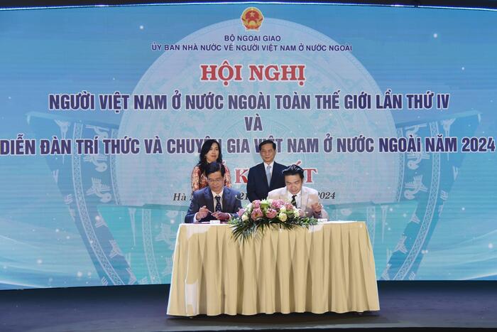 Bộ trưởng Bộ Ngoại giao Bùi Thanh Sơn và Thứ trưởng Bộ Ngoại giao Lê Thị Thu Hằng, Chủ nhiệm Ủy ban Nhà nước về người Việt Nam ở nước ngoài đã chứng kiến lễ ký kết 10 Biên bản ghi nhớ và Thỏa thuận hợp tác trong khuôn khổ diễn ra Hội nghị và Diễn đàn năm 2024
