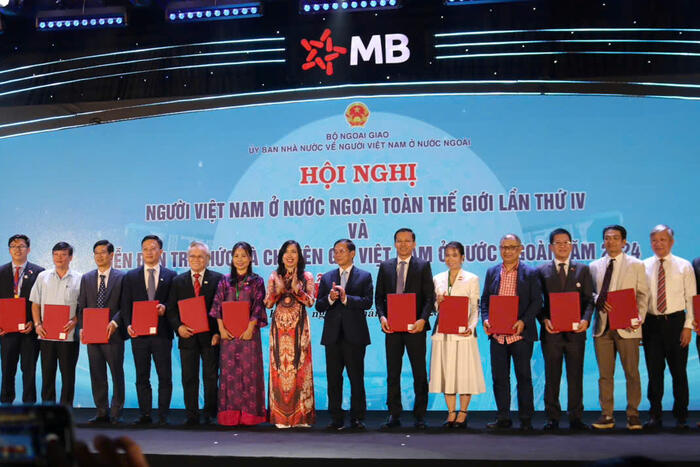 Bộ trưởng Bộ Ngoại giao Bùi Thanh Sơn và Thứ trưởng Bộ Ngoại giao Lê Thị Thu Hằng, Chủ nhiệm Ủy ban Nhà nước về người Việt Nam ở nước ngoài đã chứng kiến lễ ký kết 10 Biên bản ghi nhớ và Thỏa thuận hợp tác trong khuôn khổ diễn ra Hội nghị và Diễn đàn năm 2024