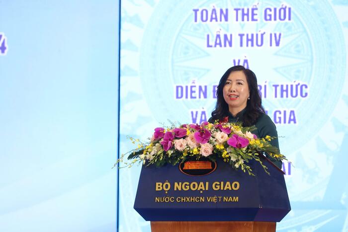Thứ trưởng Bộ Ngoại giao Lê Thị Thu Hằng biểu tại lễ bế mạc