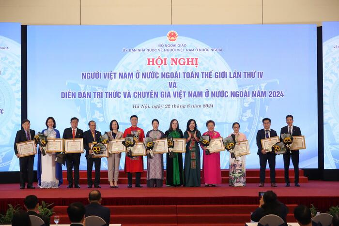 Bộ Ngoại giao trao tặng Bằng khen của Bộ trưởng Bộ Ngoại giao và Giấy khen của Chủ nhiệm Ủy ban Nhà nước về người Việt Nam ở nước ngoài cho một số cá nhân, tập thể trong nước và kiều bào có những đóng góp quan trọng, nổi bật và tiêu biểu trong công tác người Việt Nam ở nước ngoài