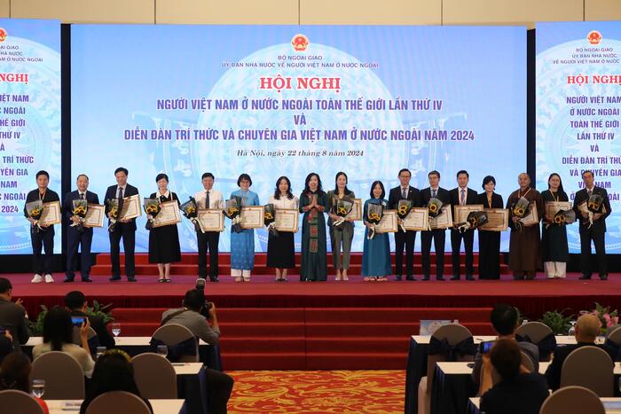 Bộ Ngoại giao trao tặng Bằng khen của Bộ trưởng Bộ Ngoại giao và Giấy khen của Chủ nhiệm Ủy ban Nhà nước về người Việt Nam ở nước ngoài cho một số cá nhân, tập thể trong nước và kiều bào có những đóng góp quan trọng, nổi bật và tiêu biểu trong công tác người Việt Nam ở nước ngoài