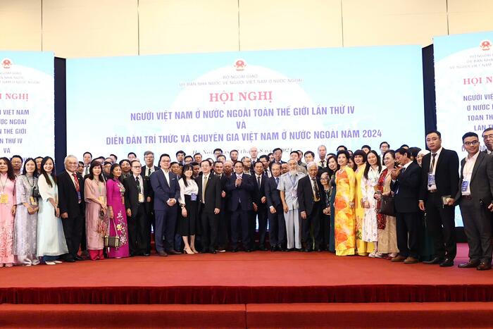 Thủ tướng Chính phủ Phạm Minh Chính chụp ảnh lưu niệm cùng các diễn giả có tham luận tại Hội nghị