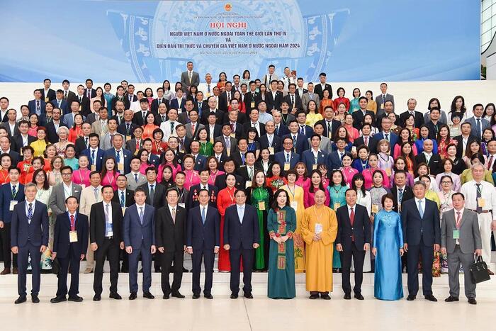 Thủ tướng Phạm Minh Chính chụp ảnh lưu niệm cùng các đại biểu tham dự Hội nghị
