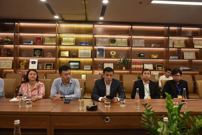 Ông Lê Quang Minh trao đổi, chia sẻ tại buổi làm việc