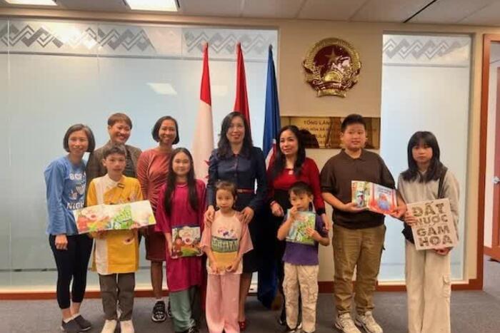 Thứ trưởng Lê Thị Thu Hằng tặng sách cho các cháu thiếu nhi tại Vancouver