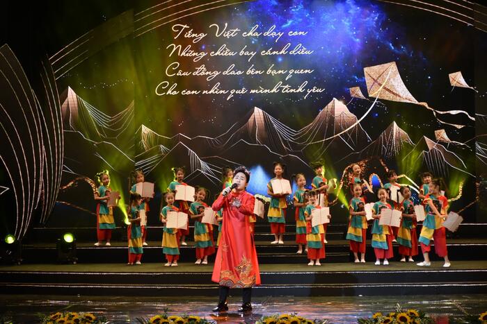 Ca sĩ Tùng Dương thể hiện ca khúc "Thương ca tiếng Việt"