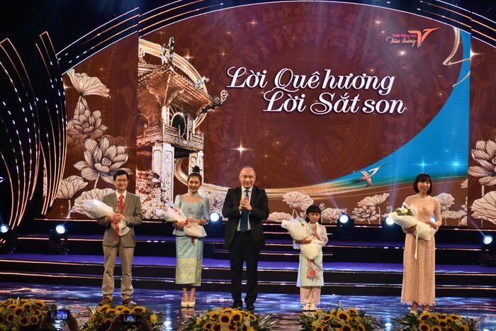 Ông Nguyễn Mạnh Đông đã trao thưởng cho 04 thí sinh trong 05 thí sinh xuất sắc đạtdanh hiệu Sứ giả tiếng Việt trong Cuộc thi “Tìm kiếm Sứ giả tiếng Việt trong cộng đồng NVNONN năm 2024”