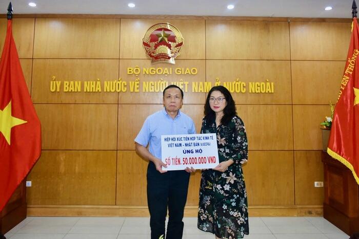 Ông Nguyễn Quang Trung, Chánh Văn phỏng Ủy ban Nhà nước về người VNONN tiếp nhận số tiền 50 triệu đồng từ Hiệp hội xúc tiến hợp tác kinh tế Việt Nam – Nhật Bản