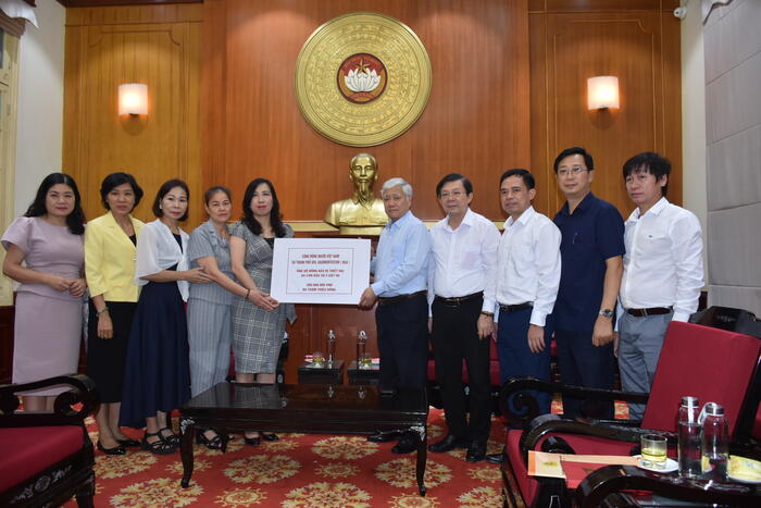 Thứ trưởng Lê Thị Thu Hằng thay mặt Cộng đồng người Việt tại TP Ufa, Bashkortostan (Nga) trao 300 triệu đồng cho Chủ tịch Ủy ban TW Mặt trận Tổ quốc Việt Nam Đỗ Văn Chiến để hỗ trợ bào vùng bão lụt