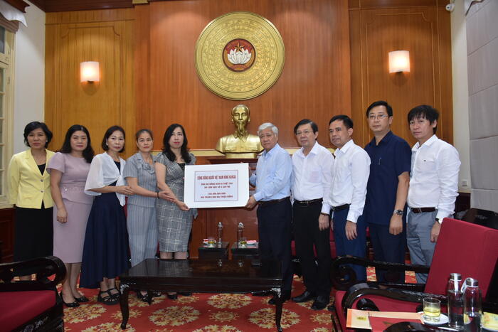 Thứ trưởng Lê Thị Thu Hằng thay mặt Cộng đồng người Việt tại vùng Kansai, Nhật Bản trao 202 triệu đồng cho Chủ tịch Ủy ban TW Mặt trận Tổ quốc Việt Nam Đỗ Văn Chiến để hỗ trợ bào vùng bão lụt