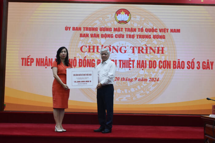Thứ trưởng Bộ Ngoại giao Lê Thị Thu Hằng thay mặt cộng đồng người Việt Nam ở nước ngoài trao số tiền gần 19,3 tỷ đồng cho ông Đỗ Văn Chiến- Chủ tịch Ủy ban Trung ương Mặt trận Tổ quốc Việt Nam