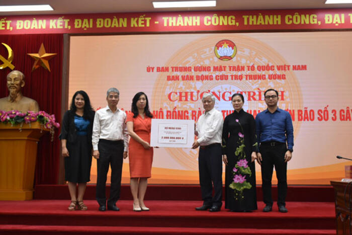  Nhân dịp này, thay mặt cán bộ, công chức, viên chức, người lao động Bộ Ngoại giao, Thứ trưởng Lê Thị Thu Hằng đã trao số tiền 2 tỷ đồng ủng hộ bào đồng bào chịu ảnh hưởng của bão lụt.