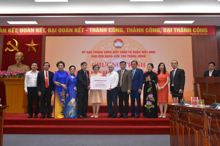 Đại diện cộng đồng người Việt tại Thái Lan về nước trực tiếp trao tiền ủng hộ cho Mặt trận Tổ quốc VN