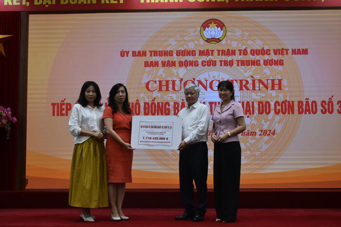 Đại diện cộng đồng người Việt tại Lào trao tiền ung hộ tại buổi lễ