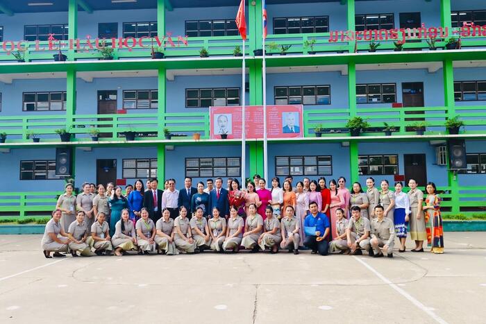 Đại sứ Nguyễn Minh Tâm chụp ảnh lưu niệm cùng các thầy cô giáo nhà trường