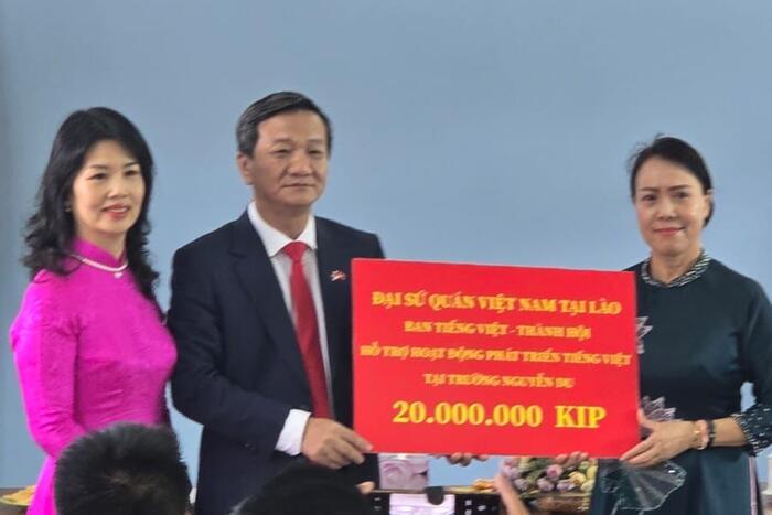 Đại sứ Nguyễn Minh Tâm đã trao 20 triệu kip Lào tặng Nhà trường