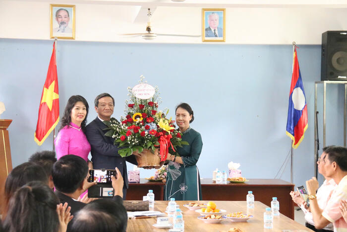  Đại sứ Nguyễn Minh Tâm tặng hoa chúc mừng các thầy cô giáo nhà trường nhân dịp kỷ niệm 30 năm Ngày Nhà giáo Lào 