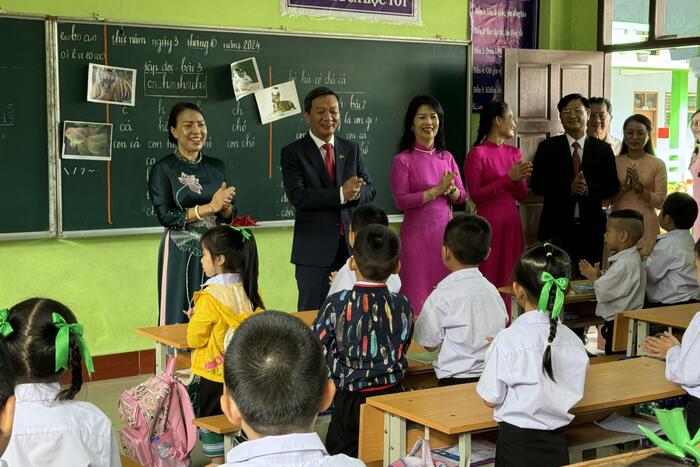 Đại sứ Việt Nam tại Lào Nguyễn Minh Tâm cùng phu nhân đã tới thăm Trường song ngữ Lào - Việt Nam Nguyễn Du