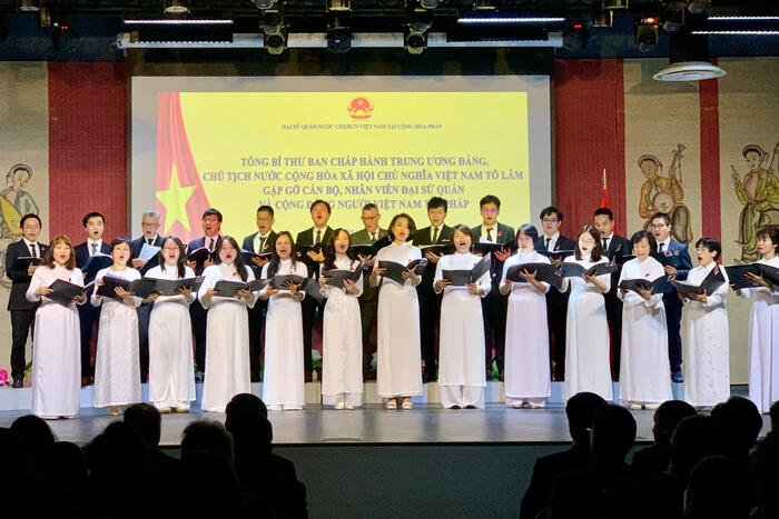 Mở đầu cuộc gặp mặt, trong không gian đậm chất văn hóa, Hợp ca Quê hương – dàn hợp xướng do kiều bào tại Pháp thành lập đã biểu diễn những ca khúc ngợi ca Tổ quốc và Chủ tịch Hồ Chí Minh