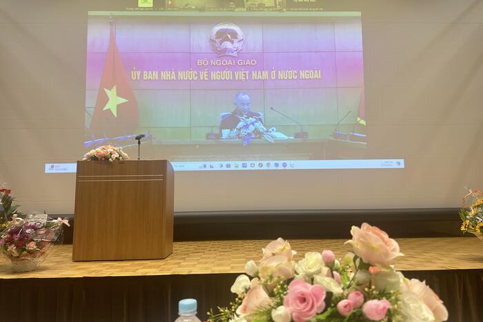 Ông Nguyễn Mạnh Đông phát biểu từ đầu cầu Hà Nội, bày tỏ vui mừng và chúc Trung tâm Việt Nam học ngày càng phát triển là cầu nối giữa 2 nước Việt Nam - Nhật Bản trong thời gian tới