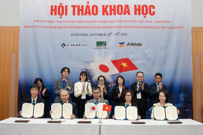 Lễ ký kết tuyên bố chung “về hợp tác Việt Nam – Nhật Bản trong phát triển nguồn nhân lực bán dẫn” giữa đại học Kyushu, Tổ chức Phát triển nguồn nhân lực và việc làm ký với trường Đại học bách khoa, trường đại học Giao thông vận tải và trường đại học Công nghệ Thông tin của Việt Nam.