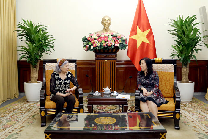 Thứ trưởng Lê Thị Thu Hằng đánh giá cao sự kiên định và lòng dũng cảm của bà Nga trong suốt thời gian theo đuổi vụ kiện để tìm công lý cho các nạn nhân chất độc da cam/dioxin