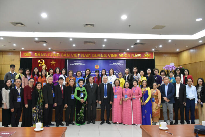 Các đại biểu chụp ảnh lưu niệm tại lễ Khai mạc