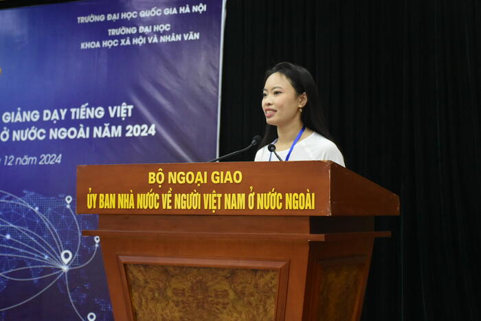 Cô Đặng Thu Hiền, giáo viên dạy tiếng Việt cho trẻ em tại Malaysia​ phát biểu chia sẻ tại buổi lễ