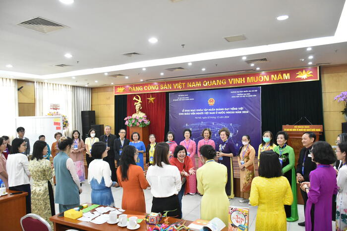Các học viên đã tích cực tham gia vào hoạt động giả định và những tình huống sư phạm cụ thể do Tiến sĩ Nguyễn Thụy Anh thiết kế