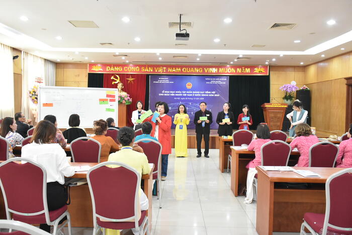 Các học viên đã tích cực tham gia vào hoạt động giả định và những tình huống sư phạm cụ thể do Tiến sĩ Nguyễn Thụy Anh thiết kế