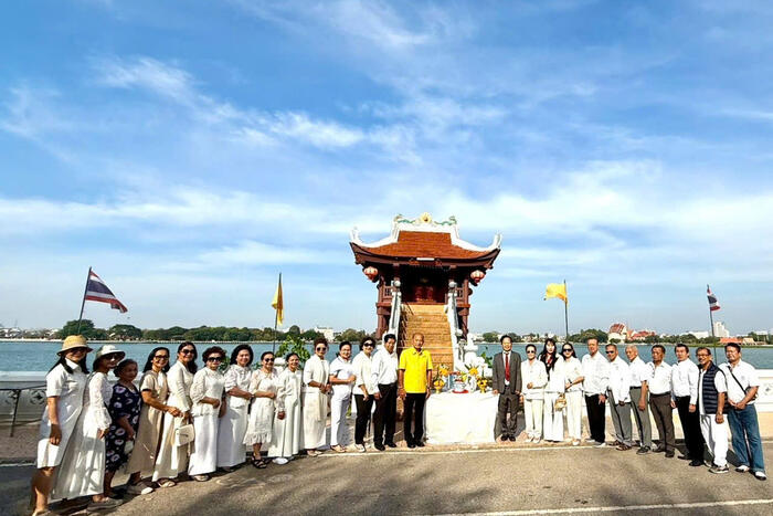 Các đại biểu chụp ảnh lưu niệm tại buổi lễ