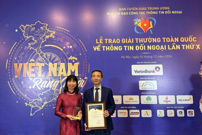 Bà Phạm Thị Kim Hoa – Vụ trưởng Vụ Thông tin Văn hoá, Ủy ban Nhà nước về NVNONN và ông Nguyễn Chí Bính – Phó Tổng Giám đốc NXBGDVN với Giải thưởng toàn quốc về thông tin đối ngoại lần thứ X
