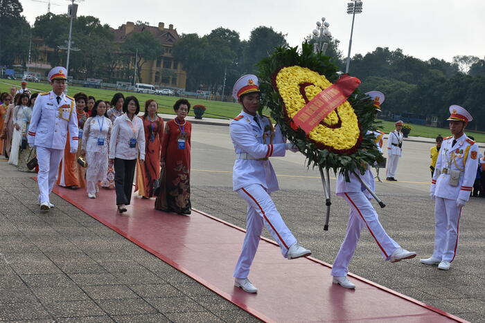 Đoàn vào Lăng viếng Bác