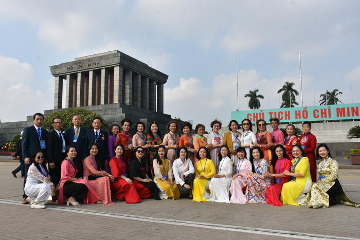 Đoàn chụp ảnh lưu niệm trước Lăng Bác