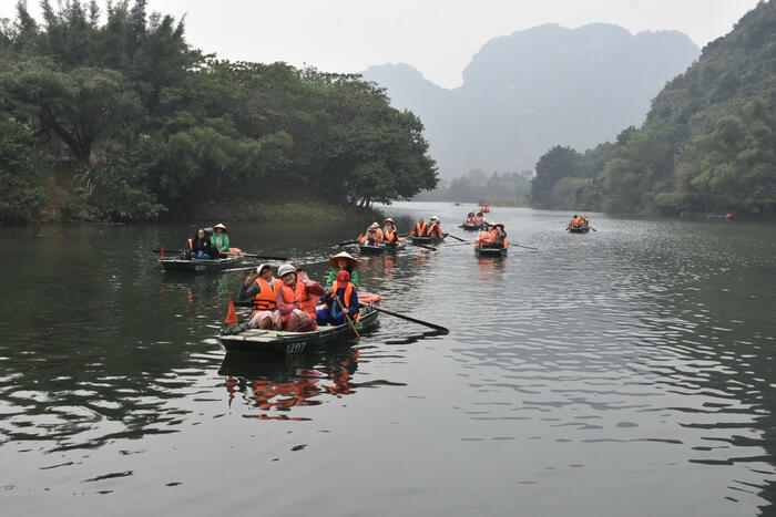 Đoàn trải nghiệm du lịch đò trên sông nước Tràng An, Ninh Bình
