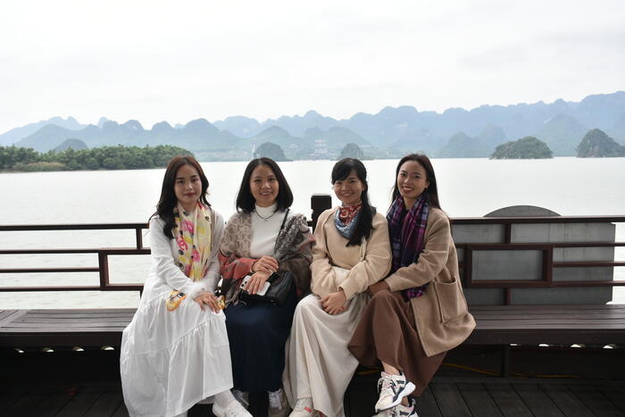 Các cô giao lưu lại những hình ảnh đẹp về chuyến đi thực tế