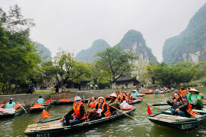 Đoàn trải nghiệm du lịch đò trên sông nước Tràng An, Ninh Bình