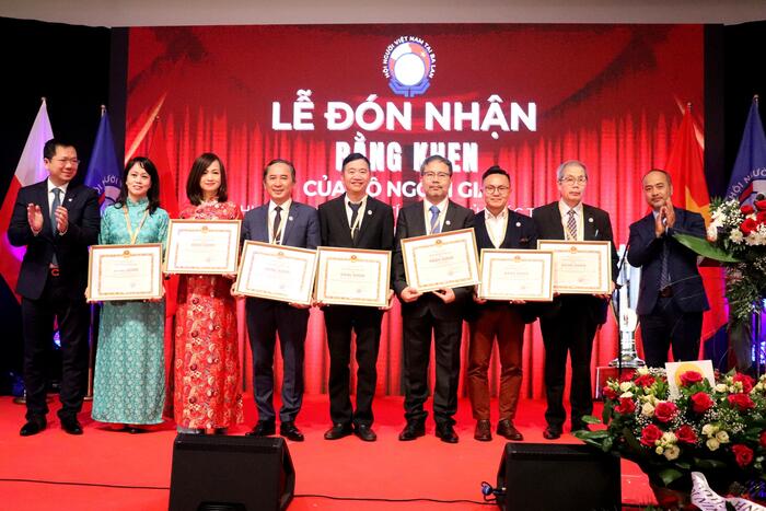 Trao tặng khen thưởng đối với hơn 20 tập thể, cá nhân thành viên của Hội người Việt Nam tại Ba Lan