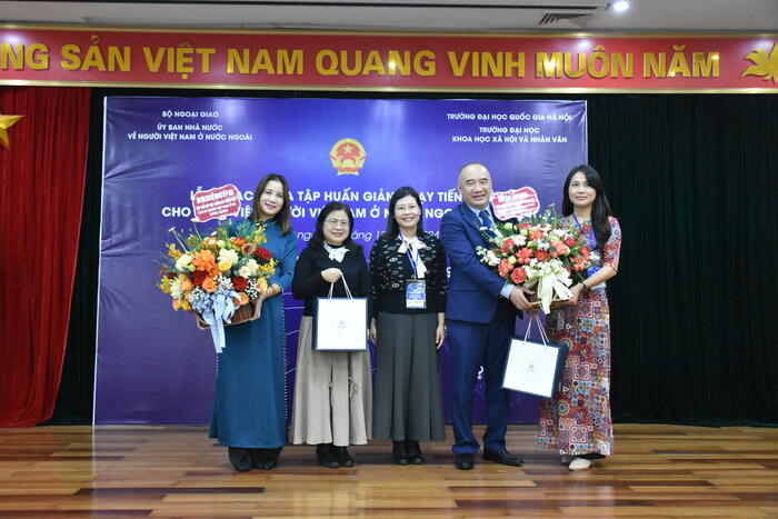 Các học viên lớp tập huấn tặng hoa các thầy cô và Ban tổ chức